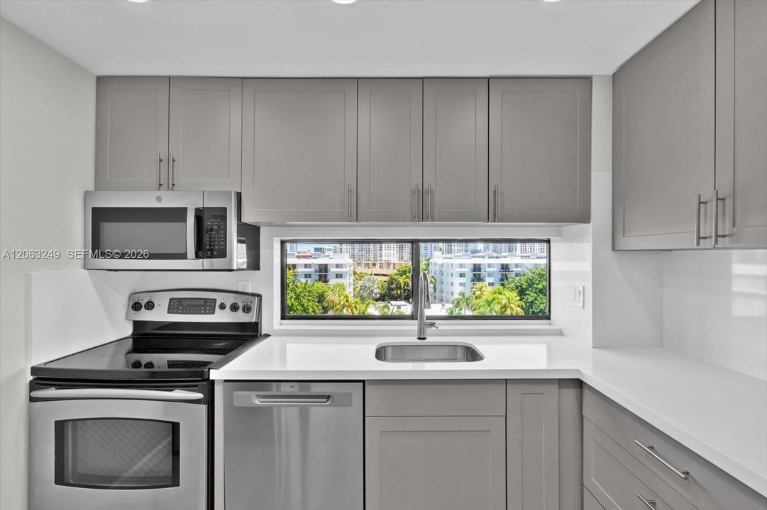 For Sale: $349,000 (2 beds, 2 baths, 894 Square Feet)