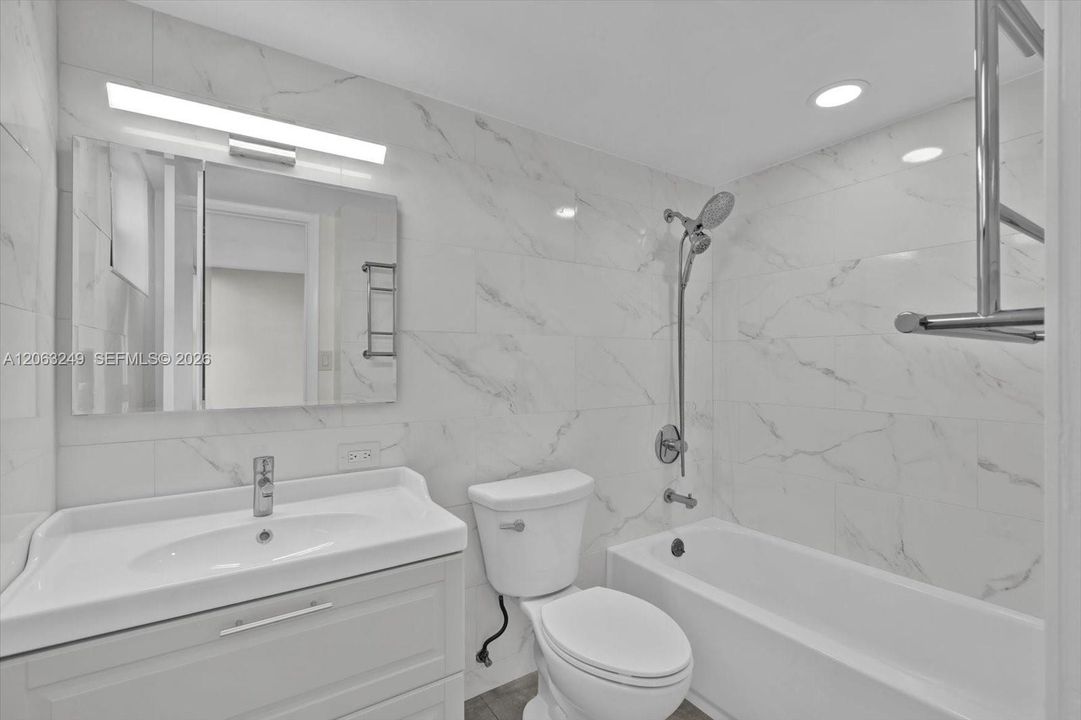 For Sale: $349,000 (2 beds, 2 baths, 894 Square Feet)
