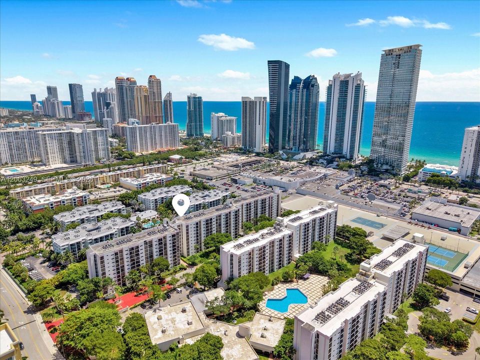 For Sale: $349,000 (2 beds, 2 baths, 894 Square Feet)