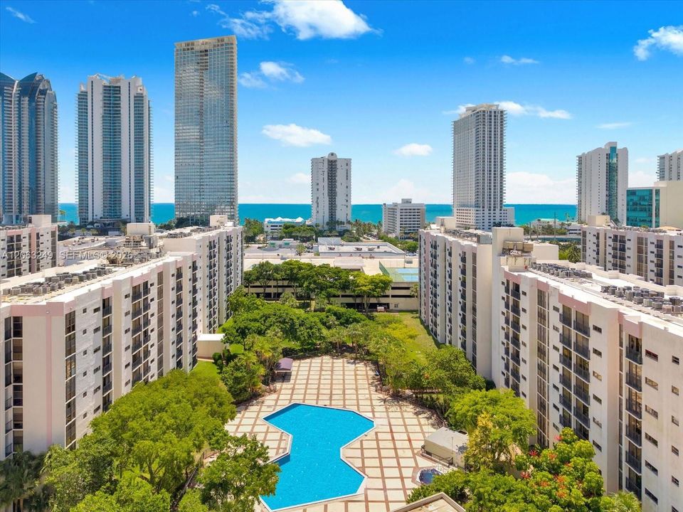 For Sale: $349,000 (2 beds, 2 baths, 894 Square Feet)