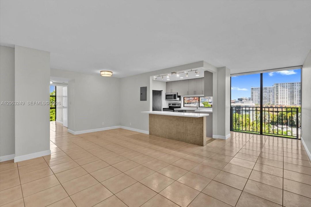 For Sale: $349,000 (2 beds, 2 baths, 894 Square Feet)