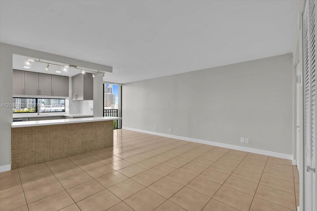 For Sale: $349,000 (2 beds, 2 baths, 894 Square Feet)