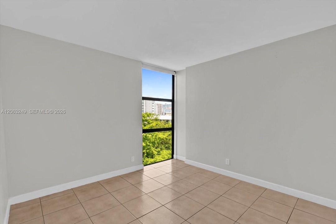 For Sale: $349,000 (2 beds, 2 baths, 894 Square Feet)