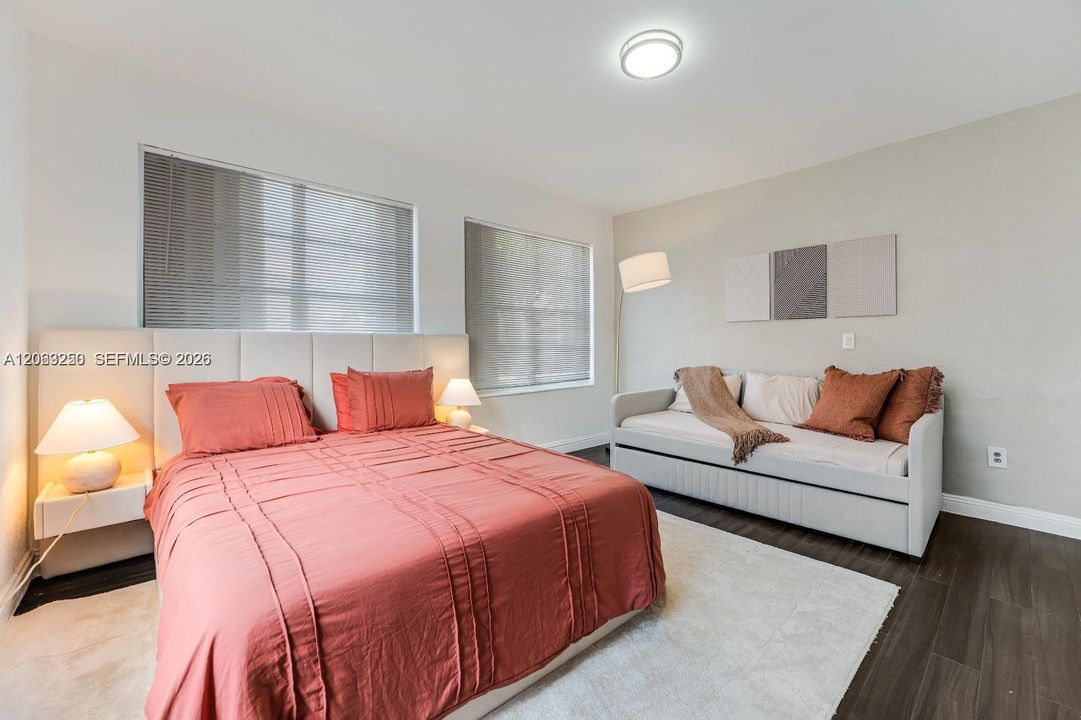 For Rent: $1,900 (2 beds, 1 baths, 800 Square Feet)