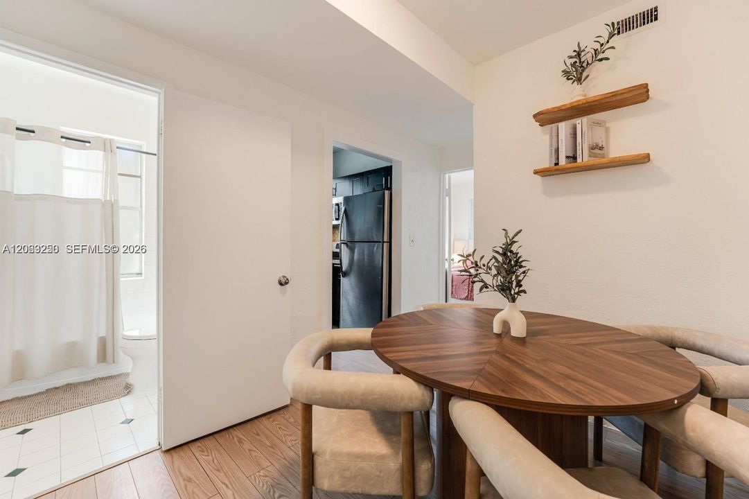 For Rent: $1,900 (2 beds, 1 baths, 800 Square Feet)