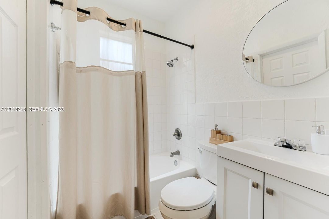 For Rent: $1,900 (2 beds, 1 baths, 800 Square Feet)