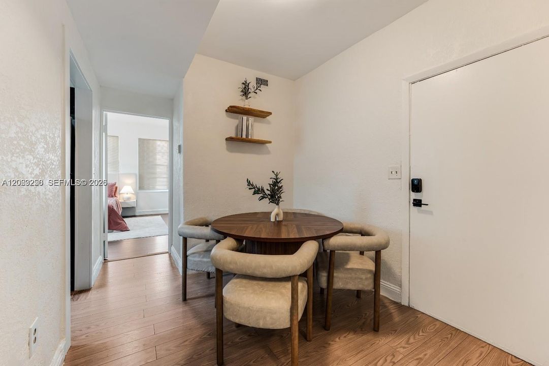 For Rent: $1,900 (2 beds, 1 baths, 800 Square Feet)
