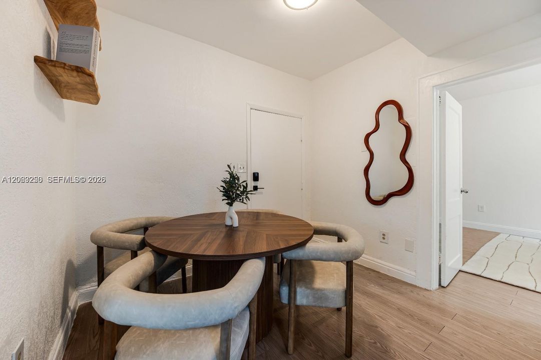 For Rent: $1,900 (2 beds, 1 baths, 800 Square Feet)
