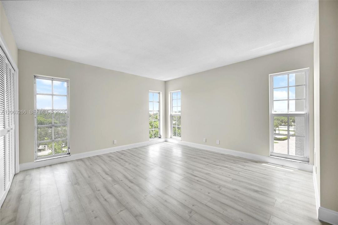 For Sale: $295,000 (3 beds, 2 baths, 1390 Square Feet)