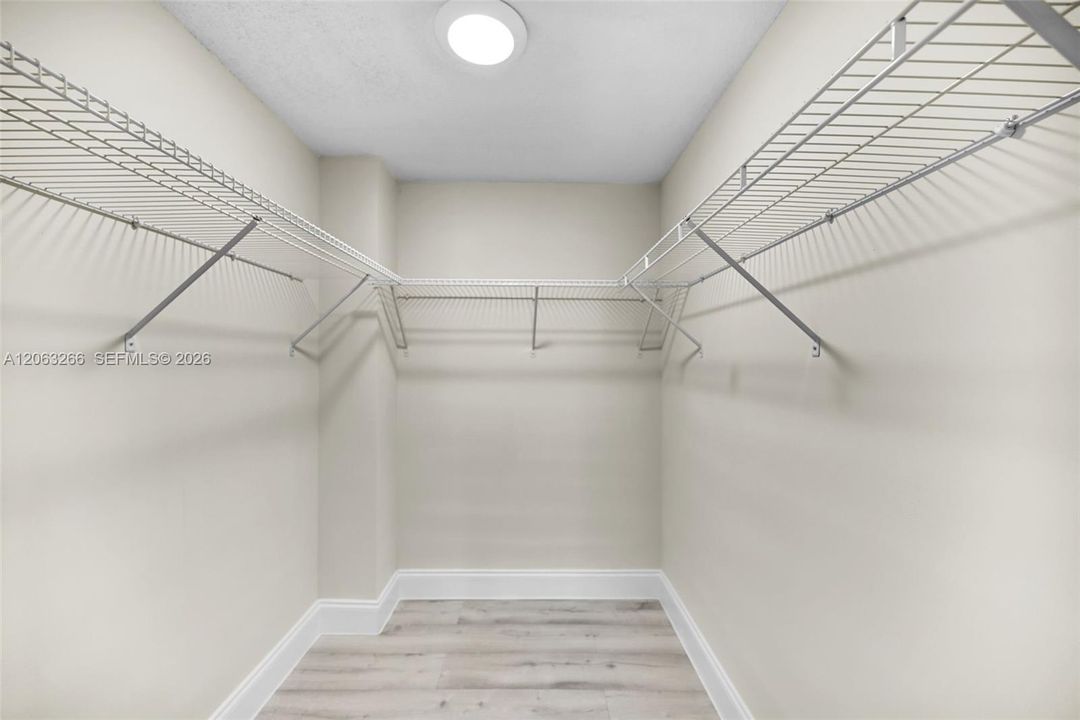 For Sale: $295,000 (3 beds, 2 baths, 1390 Square Feet)