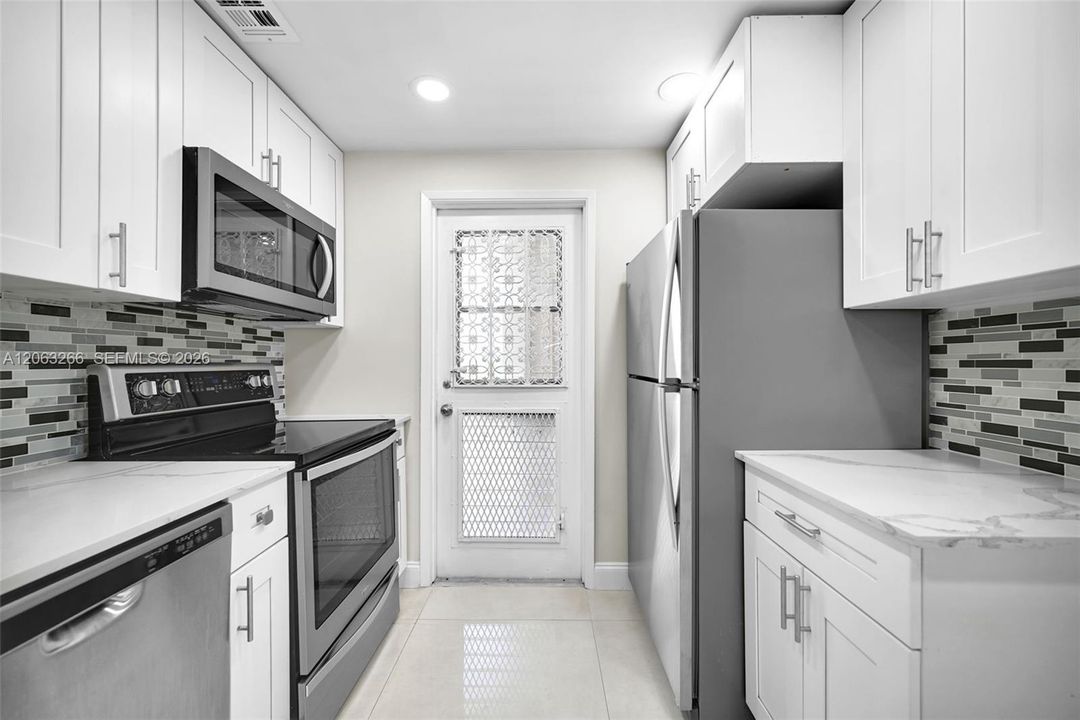 For Sale: $295,000 (3 beds, 2 baths, 1390 Square Feet)