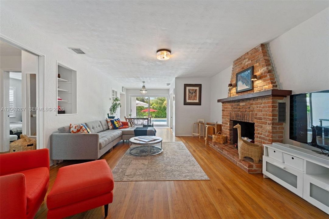 En Venta: $949,000 (3 camas, 2 baños, 1600 Pies cuadrados)