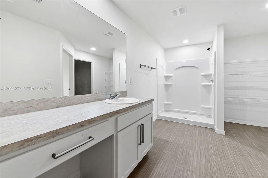 En Venta: $439,000 (4 camas, 2 baños, 2134 Pies cuadrados)