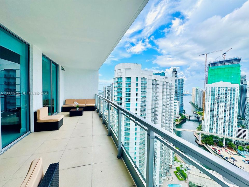 В аренду: $4,400 (2 спален, 2 ванн, 1129 Квадратных фут)