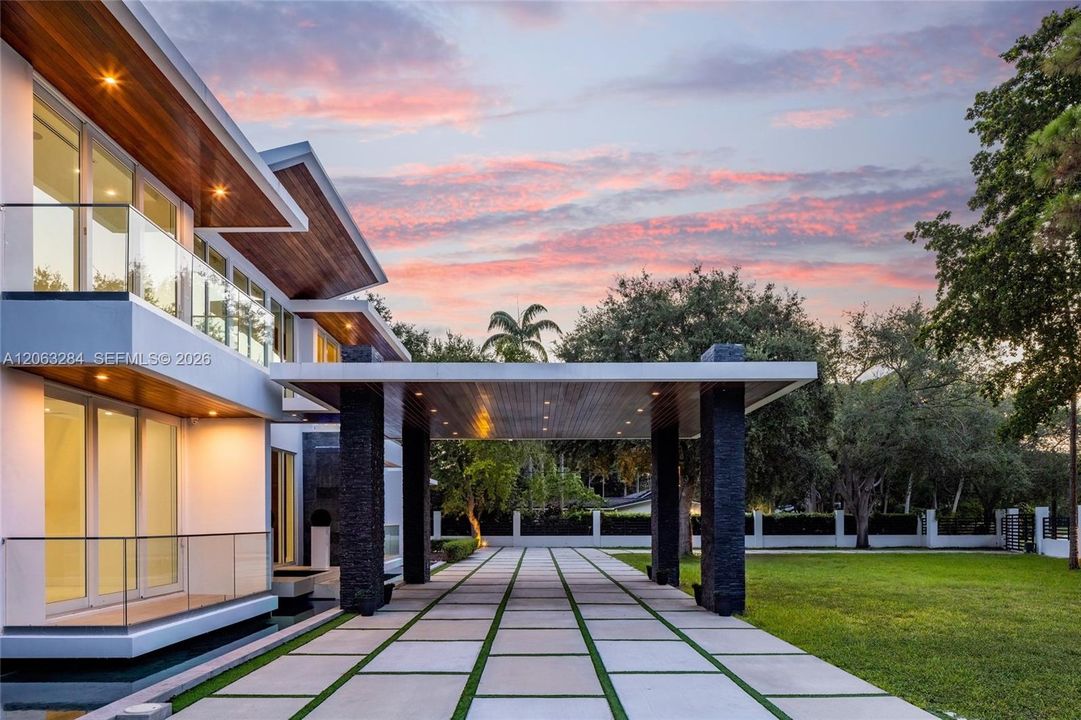 For Sale: $7,995,000 (8 beds, 10 baths, 10150 Square Feet)
