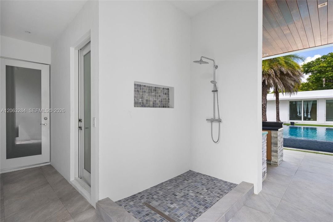 For Sale: $7,995,000 (8 beds, 10 baths, 10150 Square Feet)