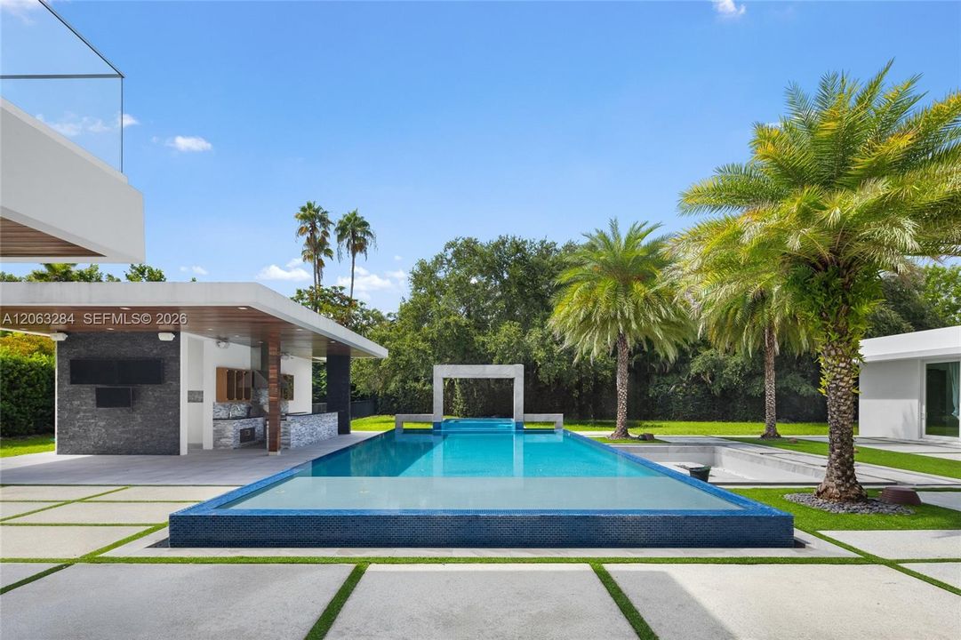 For Sale: $7,995,000 (8 beds, 10 baths, 10150 Square Feet)