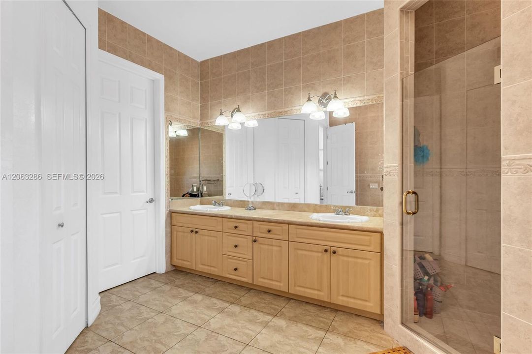 В аренду: $5,500 (5 спален, 5 ванн, 3544 Квадратных фут)