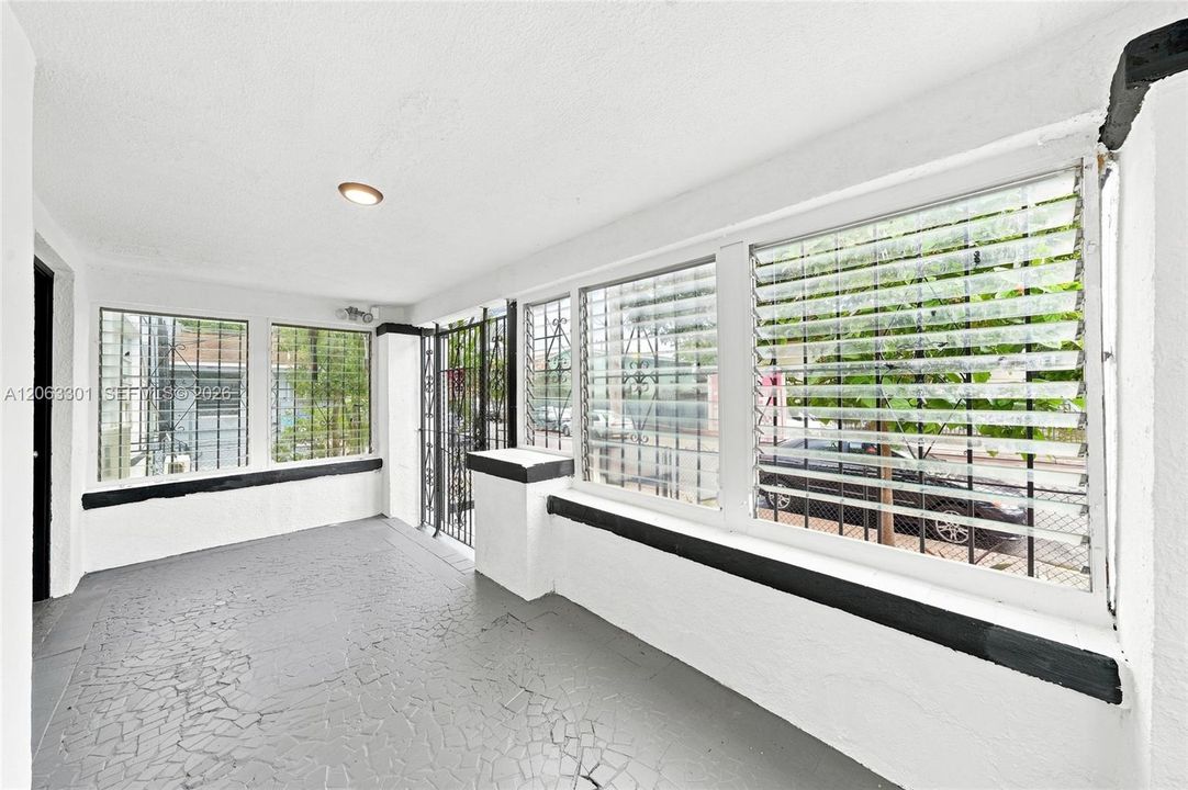 For Rent: $3,250 (3 beds, 1 baths, 2330 Square Feet)