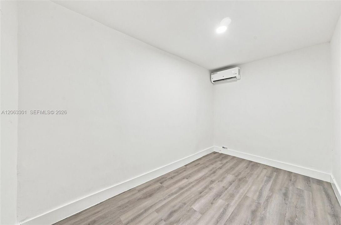 For Rent: $3,250 (3 beds, 1 baths, 2330 Square Feet)