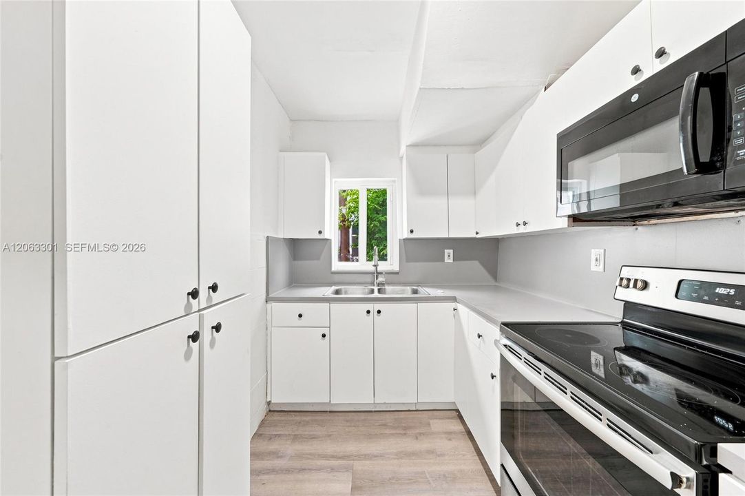 For Rent: $3,250 (3 beds, 1 baths, 2330 Square Feet)