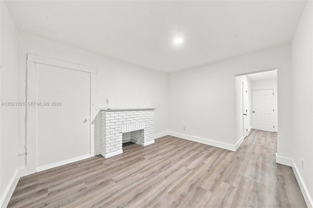 For Rent: $3,250 (3 beds, 1 baths, 2330 Square Feet)