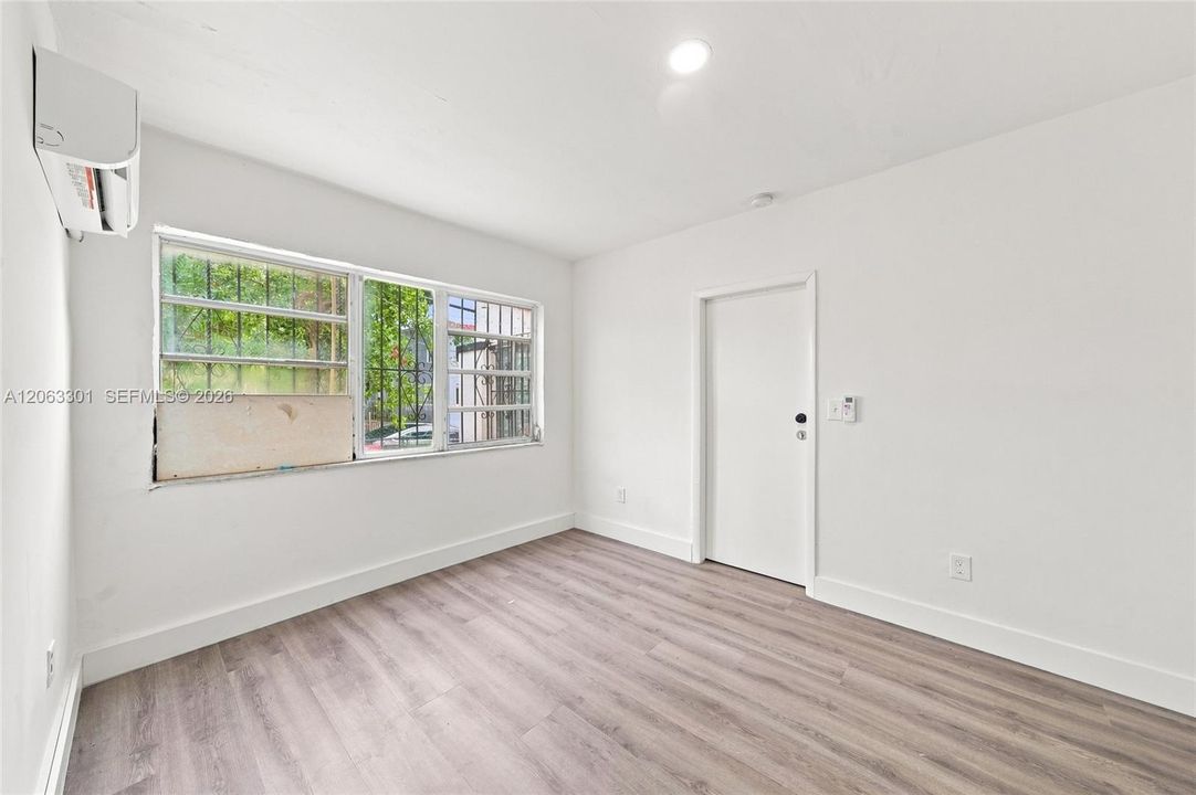 For Rent: $3,250 (3 beds, 1 baths, 2330 Square Feet)