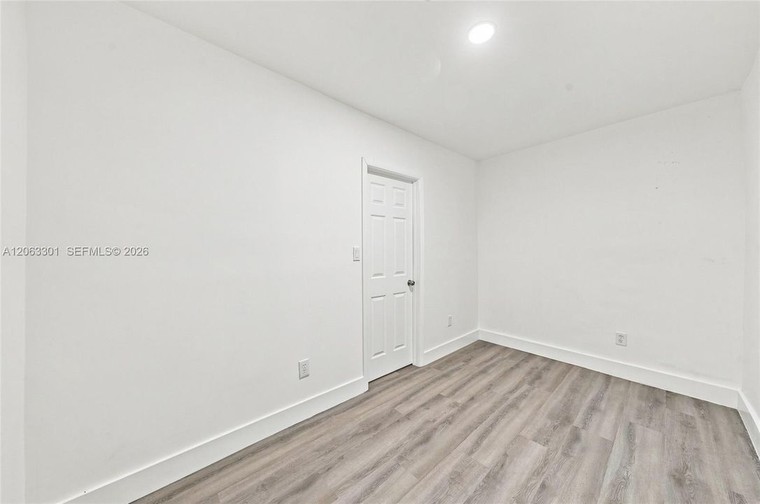 For Rent: $3,250 (3 beds, 1 baths, 2330 Square Feet)