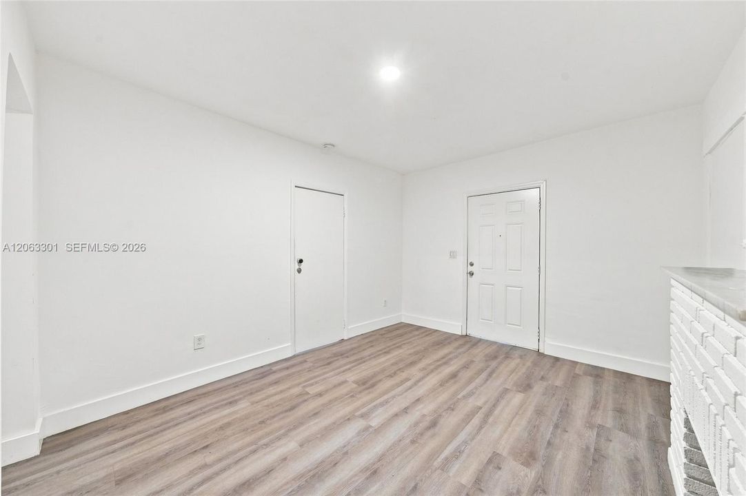 For Rent: $3,250 (3 beds, 1 baths, 2330 Square Feet)