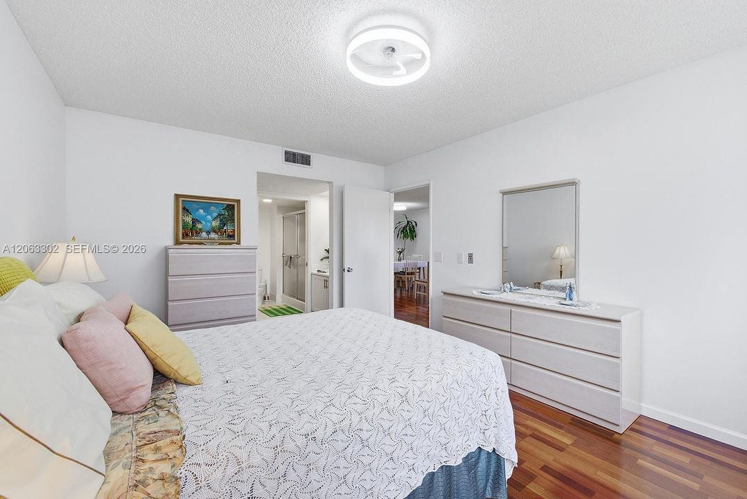 На продажу: $170,000 (2 спален, 2 ванн, 1207 Квадратных фут)
