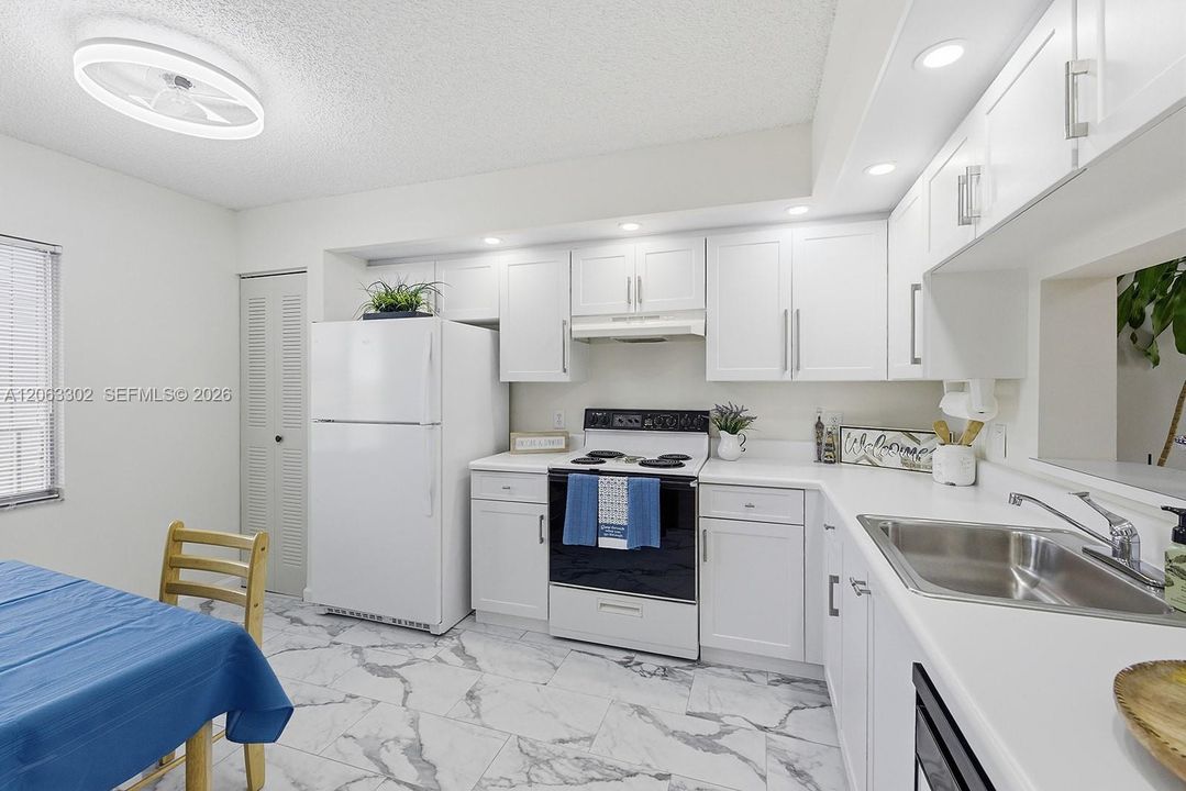 На продажу: $170,000 (2 спален, 2 ванн, 1207 Квадратных фут)