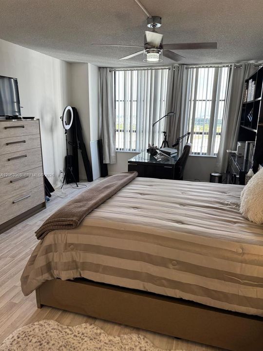 На продажу: $245,000 (2 спален, 2 ванн, 1400 Квадратных фут)