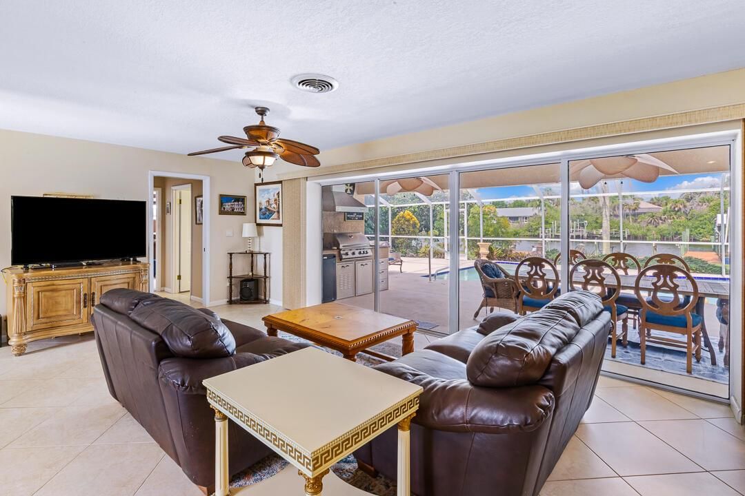622 SW Pine Tree Lane-28