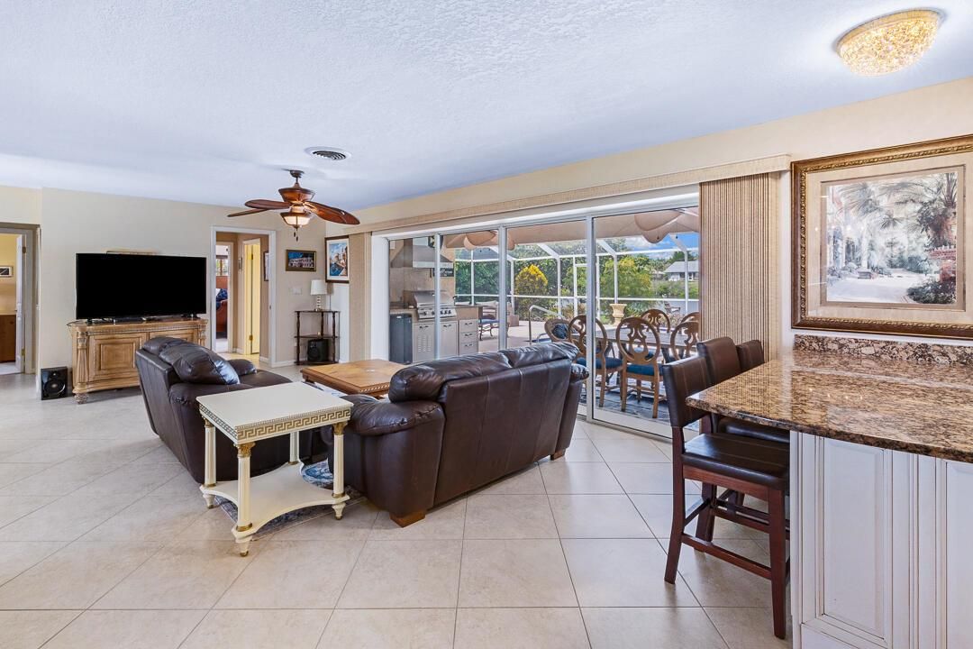 622 SW Pine Tree Lane-15