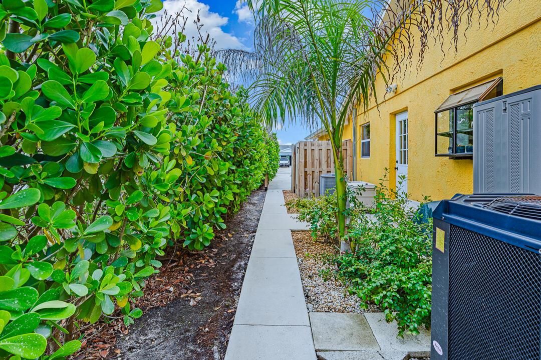 622 SW Pine Tree Lane-47