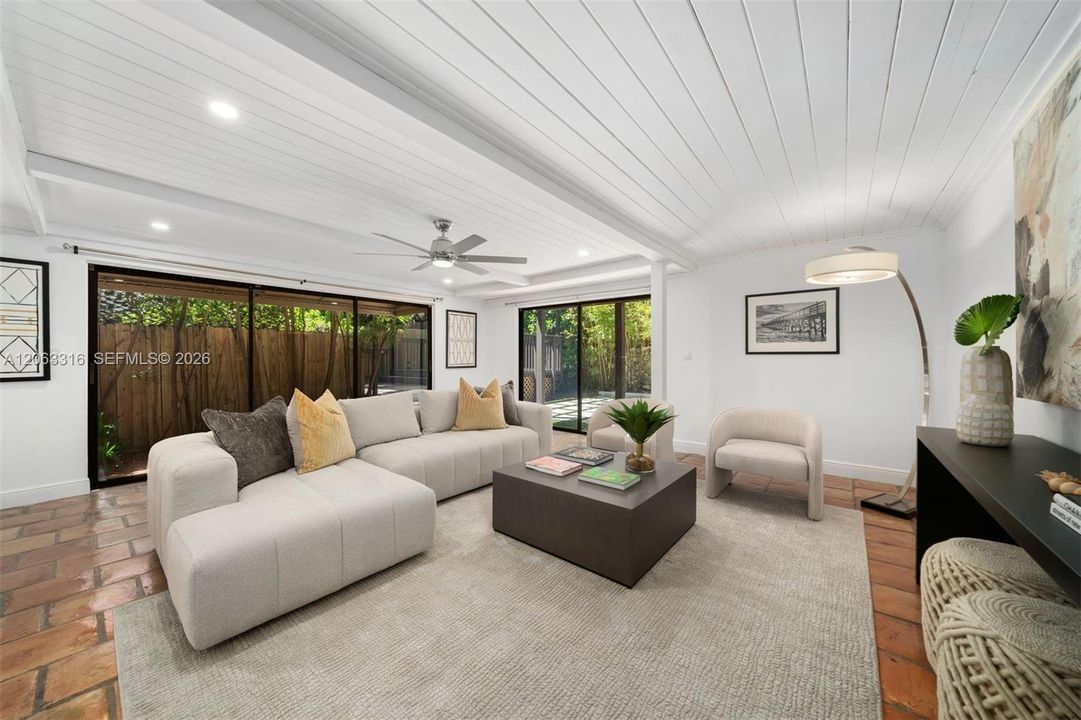 18.7 x 18.5 spacious living room