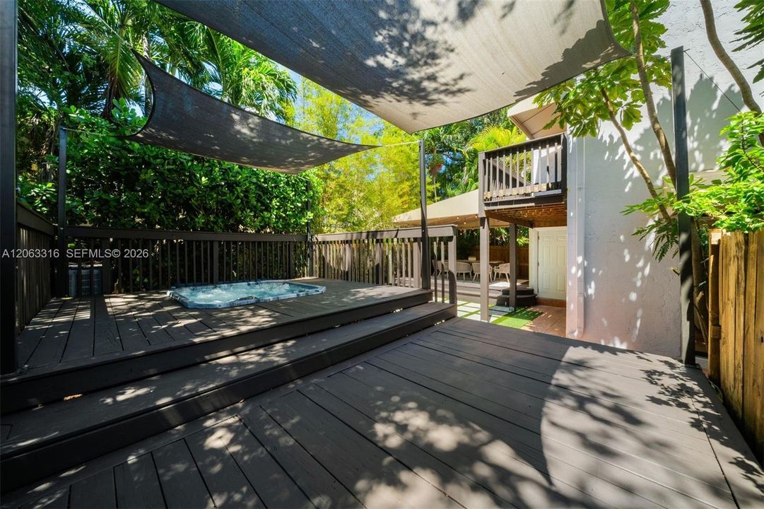 50' wide private backyard/deck/spa