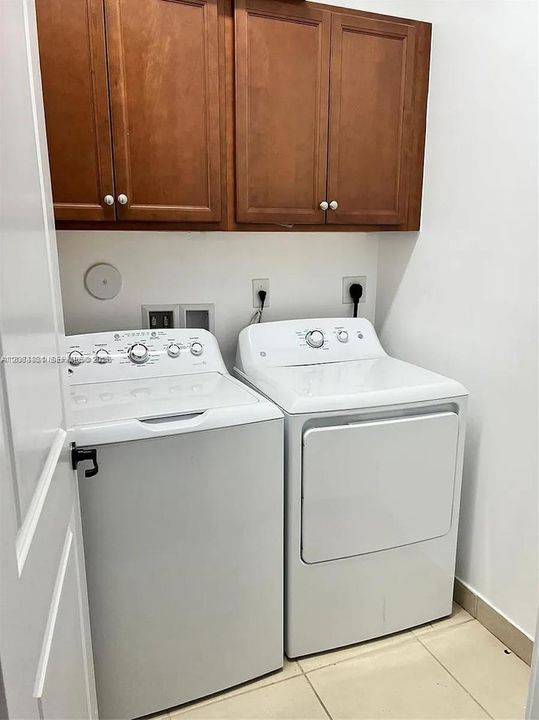 В аренду: $3,800 (3 спален, 2 ванн, 2025 Квадратных фут)