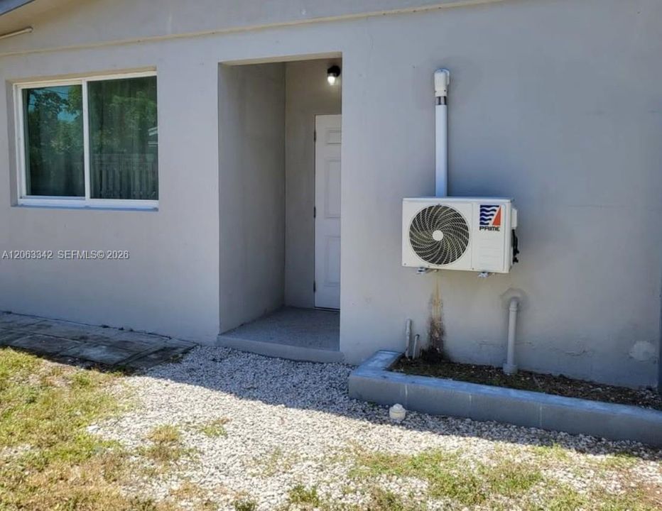 For Rent: $1,200 (0 beds, 1 baths, 1330 Square Feet)