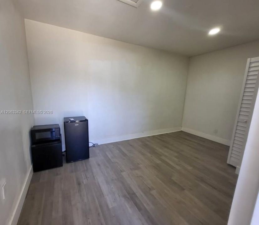 For Rent: $1,200 (0 beds, 1 baths, 1330 Square Feet)