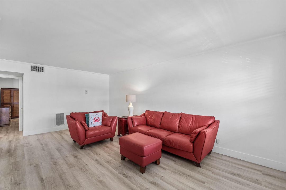 008-4111Northeast21stWay-204-LighthouseP