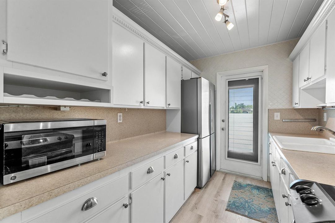 011-4111Northeast21stWay-204-LighthouseP