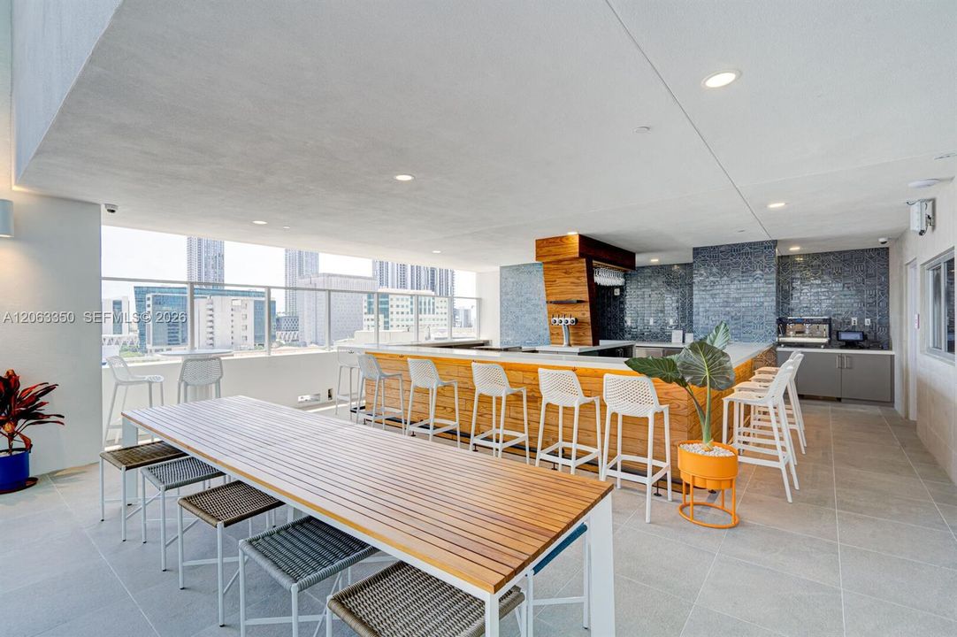 For Sale: $473,000 (1 beds, 1 baths, 597 Square Feet)
