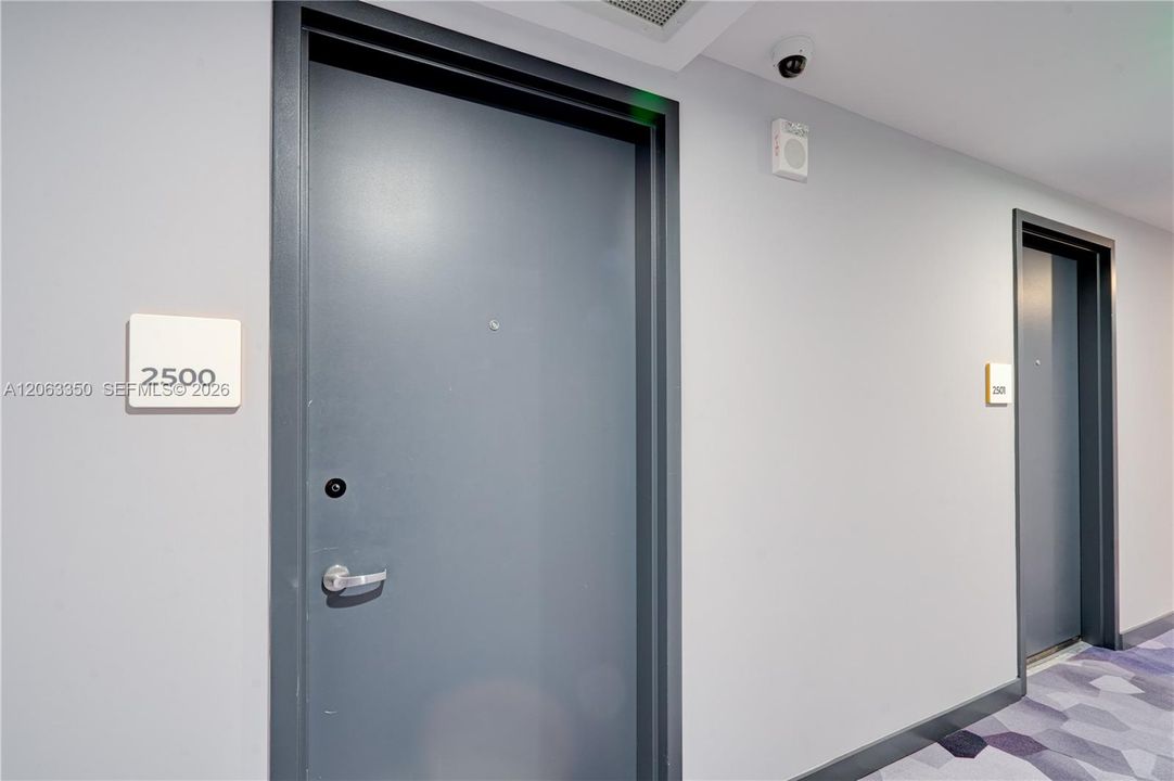 For Sale: $473,000 (1 beds, 1 baths, 597 Square Feet)