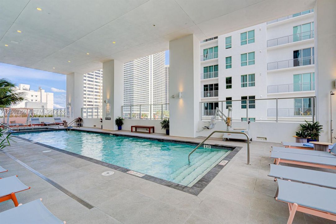 For Sale: $473,000 (1 beds, 1 baths, 597 Square Feet)