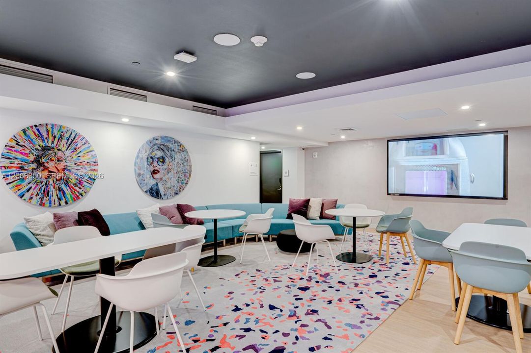 For Sale: $473,000 (1 beds, 1 baths, 597 Square Feet)