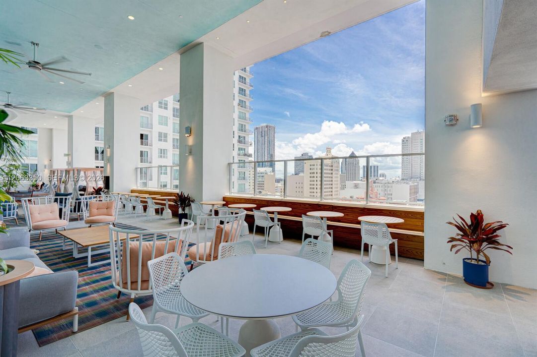 For Sale: $473,000 (1 beds, 1 baths, 597 Square Feet)