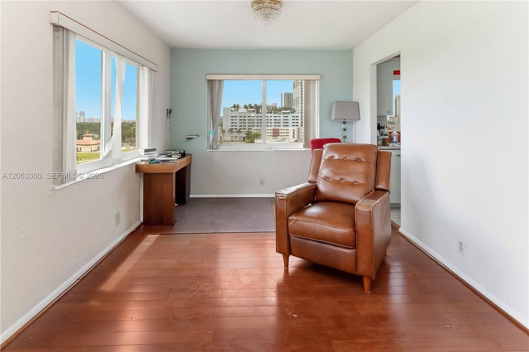 For Sale: $149,900 (2 beds, 2 baths, 940 Square Feet)