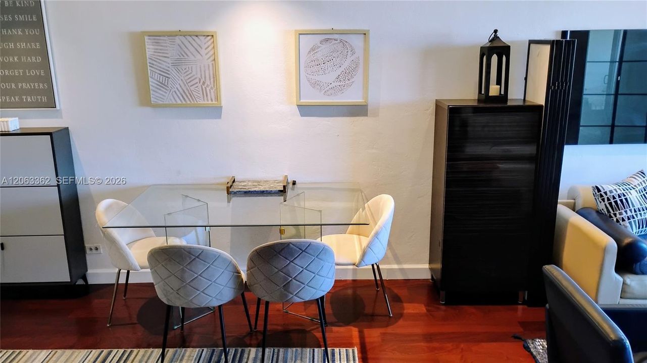 For Rent: $3,300 (1 beds, 1 baths, 923 Square Feet)