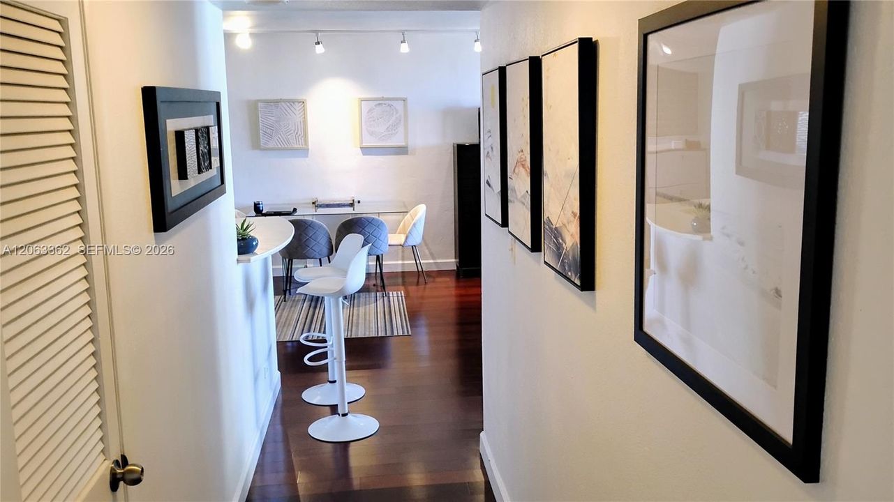 For Rent: $3,300 (1 beds, 1 baths, 923 Square Feet)